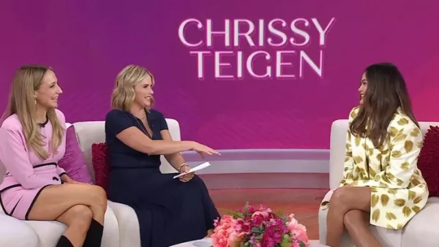 Blazer imprimé surdimensionné Dries van Noten porté par Chrissy Teigen comme on le voit dans Today with Jenna & Friends le 9 septembre 2025