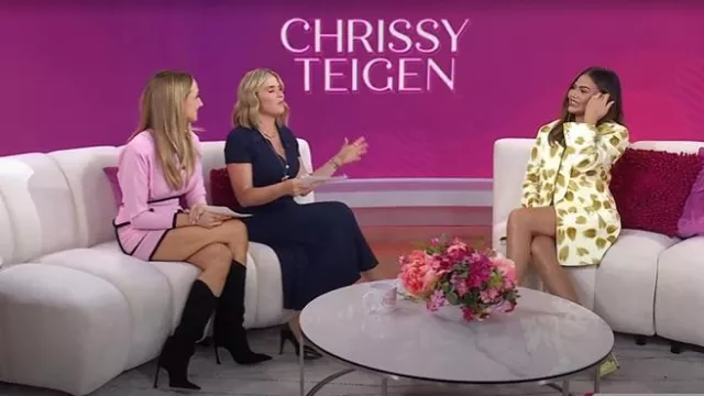 Escarpins Tom Ford Satin Eva D’Orsay portés par Chrissy Teigen comme on le voit dans Today with Jenna & Friends le 9 septembre 2025