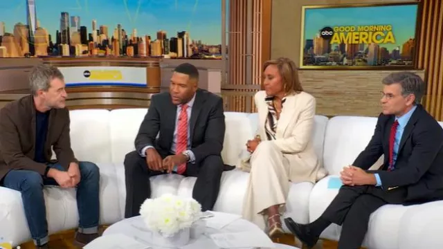 Escarpins Valentino Rockstud en cage portés par Robin Roberts vus dans Good Morning America le 9 septembre 2025