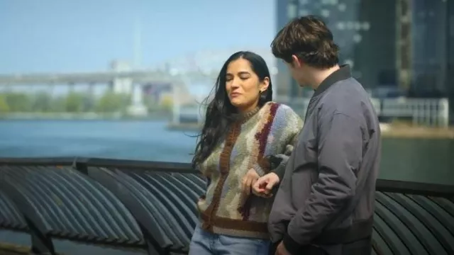 Mère Le cardigan Soaring High porté par Elsa Rivera (Emilia Suárez) comme on le voit dans Dexter : Resurrection (S01E07)