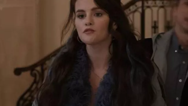 Only Murders in The Building Veste en daim gris portée par Mabel Mora (Selena Gomez) comme on le voit dans Only Murders in the Building (S05E10)