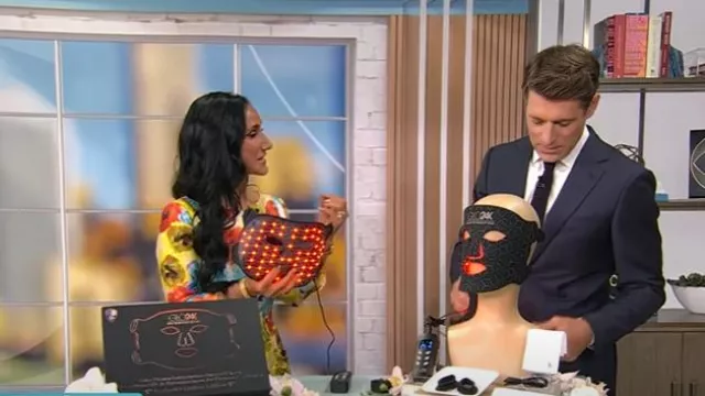 Oscar de la Renta Impasto Vestido de línea A con estampado floral usado por Elizabeth Werner como se ve en CBS Mornings el 9 de septiembre de 2025