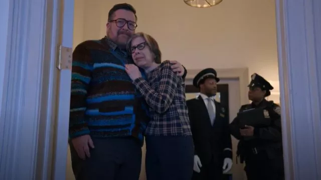 Todd Snyder Cardigan en toile bleue à rayures brisées porté par OMITB (Michael Cyril Creighton) comme on le voit dans Only Murders in the Building (S05E02)