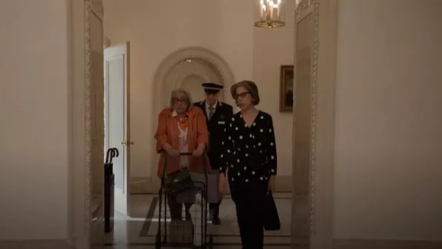 Anne Klein Haut à nouer imprimé porté par Uma Heller (Jackie Hoffman) comme on le voit dans Only Murders in the Building (S05E02)