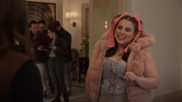 Gilet renard en fausse fourrure LoveShackFancy x MAX&MOI porté par Althea (Beanie Feldstein) comme on le voit dans Only Murders in the Building (S05E03)