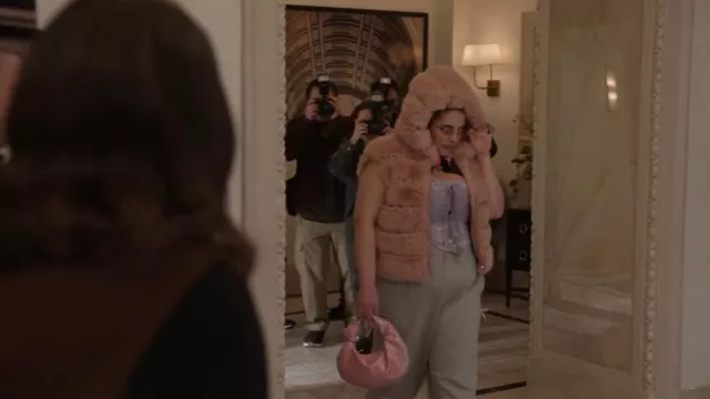 Forever 21 Bow Fleece Joggers porté par Althea (Beanie Feldstein) comme on le voit dans Only Murders in the Building (S05E03)