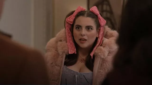 Collier Swarovski Idyllia porté par Althea (Beanie Feldstein) comme on le voit dans Only Murders in the Building (S05E03)