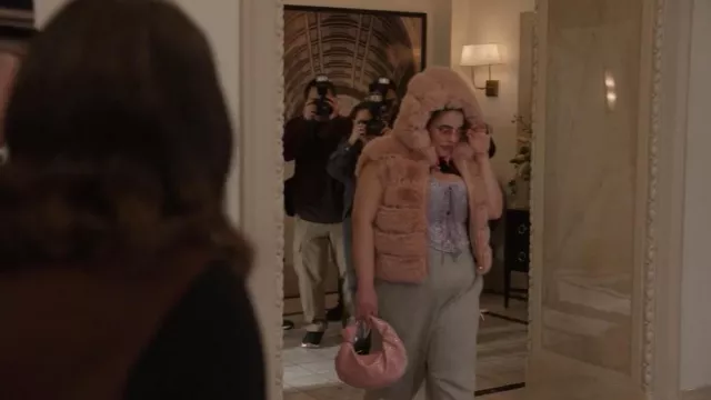 Forever 21 Rhinestone Knot Bag porté par Althea (Beanie Feldstein) comme on le voit dans Only Murders in the Building (S05E03)