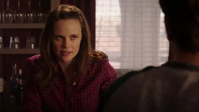 Isabel Marant Etoile 40 Navy Red Check Button Front Blouse portée par Creek Lovell (Sarah Ramos) comme on le voit à Midnight, Texas (S01E06)