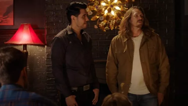Veste Filson Westlake portée par Joe Strong (Jason Lewis) vue à Midnight, Texas (S01E07)