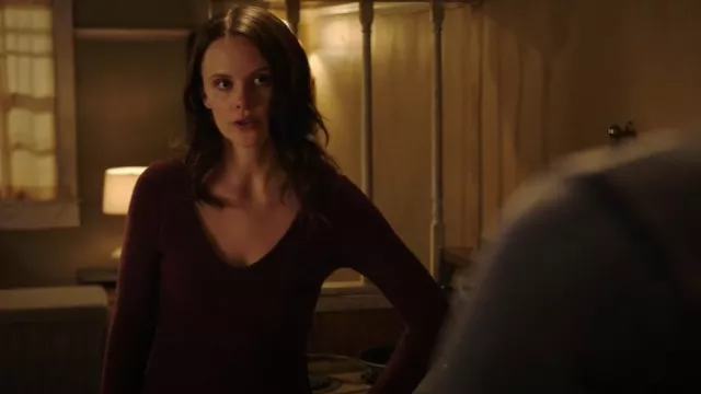 Mini-robe Wildest Dreams portée par Creek Lovell (Sarah Ramos) vue à Midnight, Texas (S01E07)