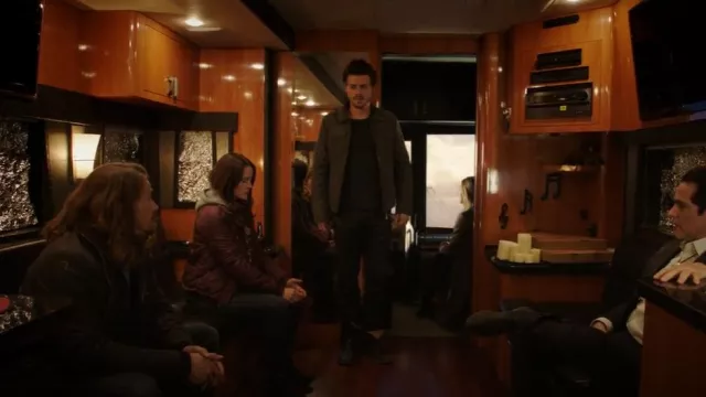 Veste en coton ciré Barbour Ashby portée par Joe Strong (Jason Lewis) vue à minuit, Texas (S01E10)