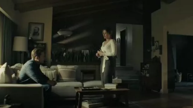 Lulus Get it Started Cream Long Sleeve Sweater Top porté par Ashley Gudsen (Hannah Anderson) comme on le voit dans Smoke (S01E04)
