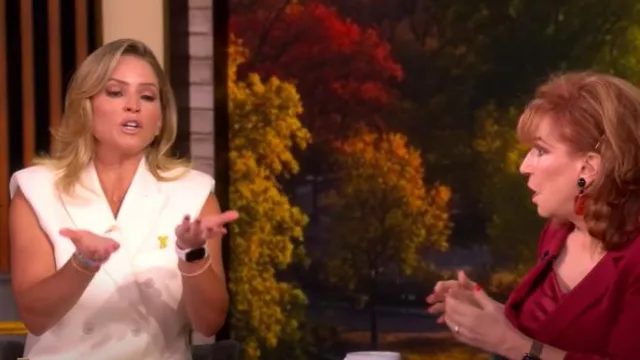 Penderie NYC Gilet croisé en laine porté par Sara Haines comme on le voit dans The View le 10 septembre 2025