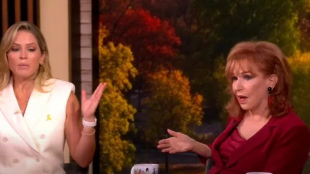 Cinq à Sept Le Petit Khloe Crop Blazer porté par Joy Behar comme on le voit dans The View le 10 septembre 2025