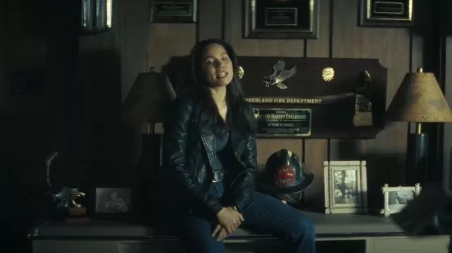 Seul blouson de motard inversé porté par Michelle Calderone (Jurnee Smollett-Bell) comme on le voit dans Smoke (S01E06)