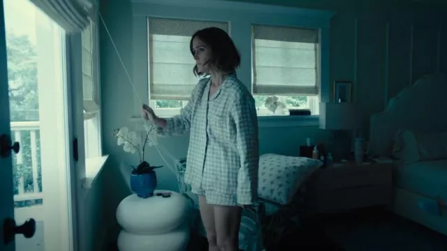 Conjunto de pijama de cuadros vichy de setas de lechón en la cama usado por Sylvia (Rose Byrne) como se ve en Platonic (S02E07)