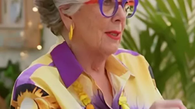 Great British Bake Off S16 Prue Leith Blouse à imprimé jaune et violet portée par Prue Leith dans The Great British Bake Off