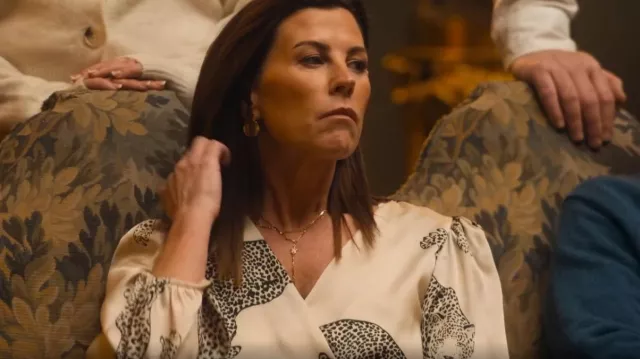 Nuevo Look Vestido Mini Cruzado de Manga Abullonada de Satén con Estampado de Leopardo Blanco usado por Elizabeth Hurley como se ve en The Inheritance (S01E04)