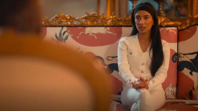 Karen Millen Petite Cárdigan de punto acanalado con botones militares usado por Hatsah como se ve en The Inheritance (S01E05)