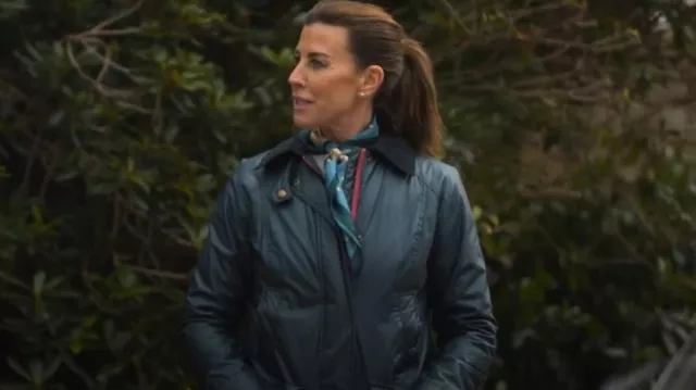 Chaqueta de cera Barbour Beadnell usada por Catherine como se ve en The Inheritance (S01E06)
