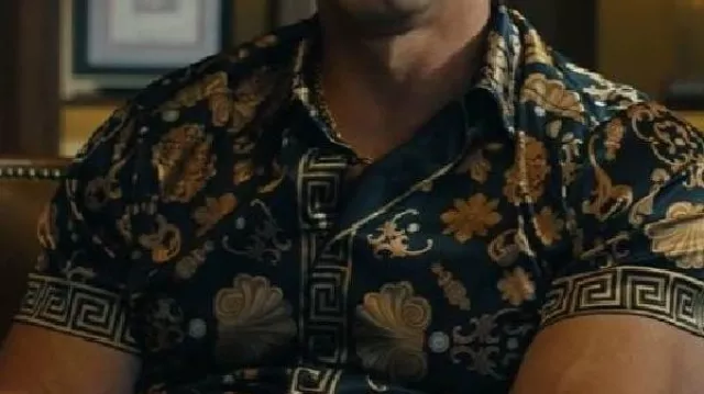 Chemise imprimée John Cena portée par Christopher Smith dans Peacemaker (S02)