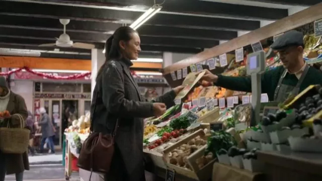 R.M.Williams Alice Bucket Bag porté par Isabel 'Belly' Conklin (Lola Tung) comme on le voit dans L’été où je suis devenue jolie (S03E10)