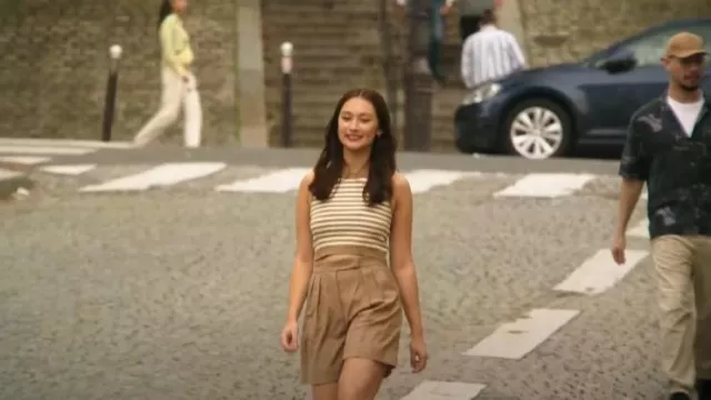 Max Mara Jessica Short porté par Isabel 'Belly' Conklin (Lola Tung) comme on le voit dans L’été où je suis devenue jolie (S03E10)