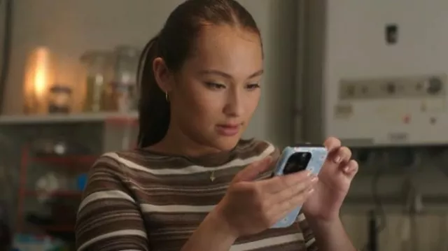 Pendientes de aro interminables de pájaro gato usados por Isabel 'Belly' Conklin (Lola Tung) como se ve en El verano que me volví bonita (S03E10)