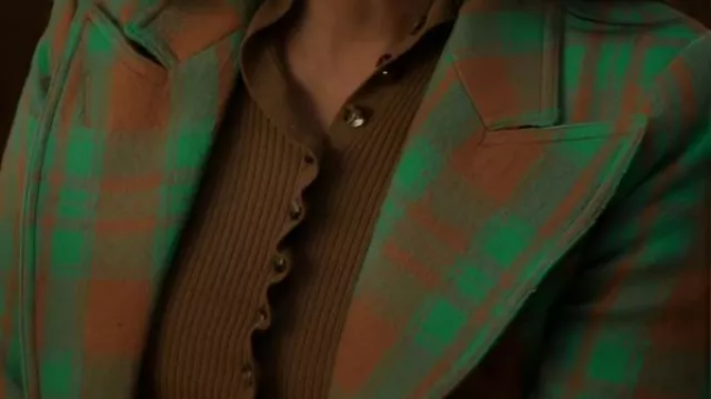 Will Trent S03 Sonja Sohn Kelly Blazer à carreaux vert porté par Amanda Wagner (Sonja Sohn) comme on le voit dans Will Trent (S03E12)