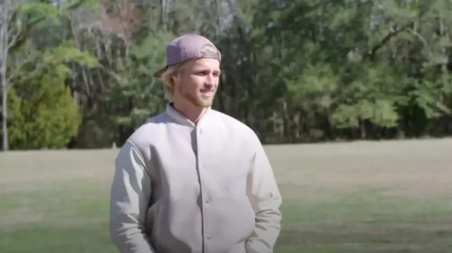 Chaqueta universitaria Abercrombie usada por Isaac Plath como se ve en Welcome to Plathville (S07E08)
