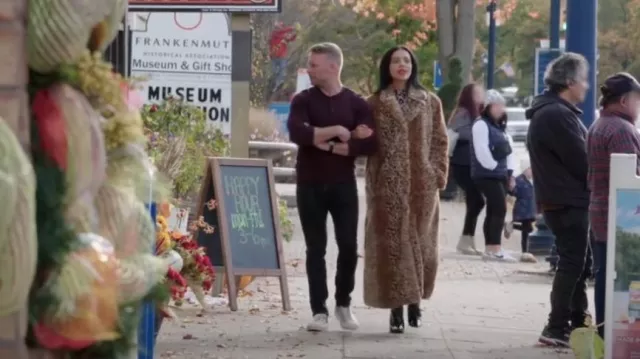 Manteau long en fourrure de léopard Fashion Nova porté par Jasmine Pineda comme on le voit dans 90 Day Fiancé : Happily Ever After ? (S09E09)