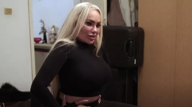 Fashion Nova Daniella Haut à manches longues à col montant porté par Darcey Silva comme on le voit dans 90 Day Fiancé : Happily Ever After ? (S09E10)