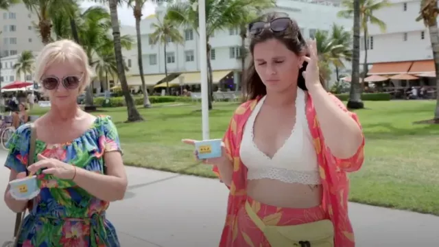 Brassière plongeante en dentelle Aeropostale portée par Julia vue dans 90 Day Fiancé : Happily Ever After ? (S09E10)