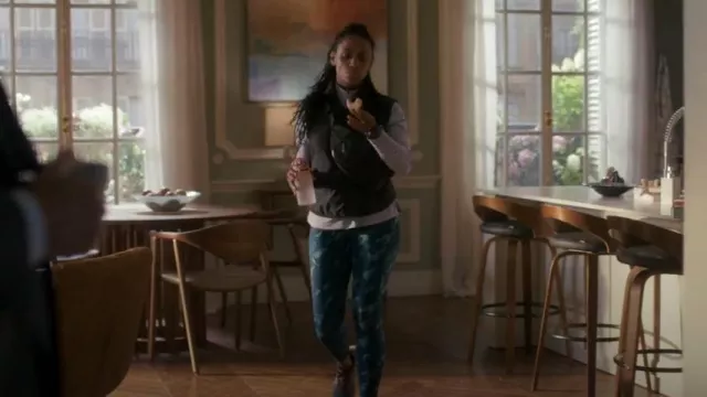 Leggings Adidas Techfit Camo usados por Sophie (Lara Rossi) como se ve en NCIS: Tony & Ziva (S01E01)