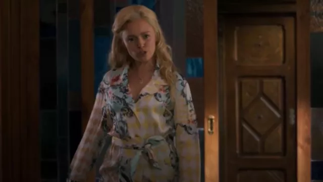 Camisa de pijama con cinturón con estampado barroco de Balmain usada por Fruzsi (Anne-Marie Waldeck) como se ve en NCIS: Tony & Ziva (S01E02)