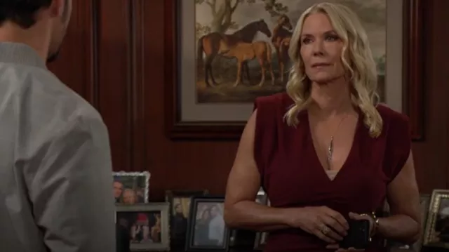 Vestido midi drapeado de Zara usado por Brooke Logan (Katherine Kelly Lang) como se ve en The Bold and the Beautiful el 2 de septiembre de 2025