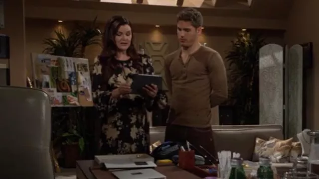 ASTR la robe Suzy de la marque en Black & Cream Floral portée par Katie Logan (Heather Tom) comme on le voit dans The Bold and the Beautiful le 3 septembre 2025