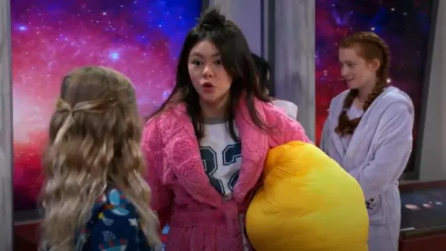 Boscovs Femmes Jasmine Rose Fuzzy Coeurs Shaggy 42in. Robe châle en jacquard portée par Stacey comme on le voit dans The Thundermans : Undercover (S01E13)