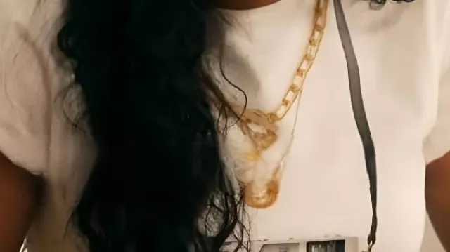 The Equalizer Delilah T-shirt imprimé porté par Delilah 'Dee' Fulton (Laya DeLeon Hayes) comme on le voit dans The Equalizer (S05)