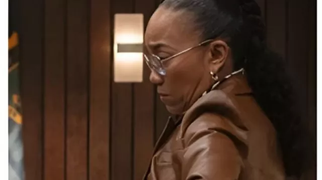 Will Trent S03 Sonja Sohn Mini robe en cuir marron portée par Amanda Wagner (Sonja Sohn) comme on le voit dans Will Trent (S03)