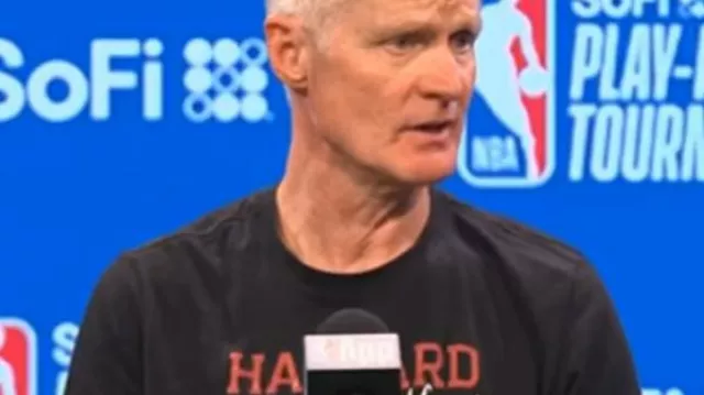 Camiseta de Steve Kerr Harvard en la entrevista posterior al juego de Steve Kerr