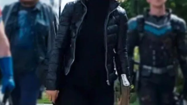 Doudoune noire portée par Emilia Harcourt (Jennifer Holland) dans Peacemaker 2022