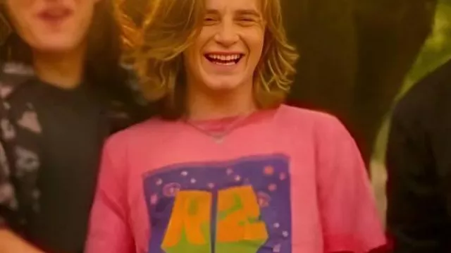 The Runarounds 2025 Neil Crosby R2 Camisa rosa usada por (Neil Crosby) en The Runarounds (S01)