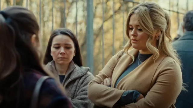 Manteau cache-cœur en laine mélangée double face Tahari porté par Debbie (Emily Atack) comme on le voit dans La Rumeur (S01E03)