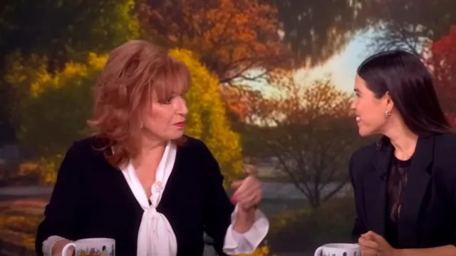 Suéter con cuello anudado Cinq a Sept Lenu usado por Joy Behar como se ve en The View el 11 de septiembre de 2025