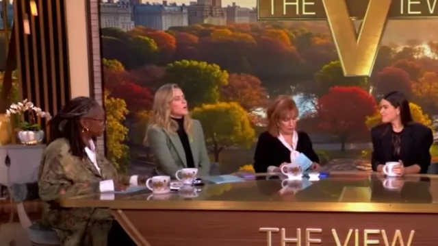Blazer de botonadura simple de lana virgen elástica Georgina de la colección Michael Kors usado por Sara Haines como se ve en The View el 11 de septiembre de 2025