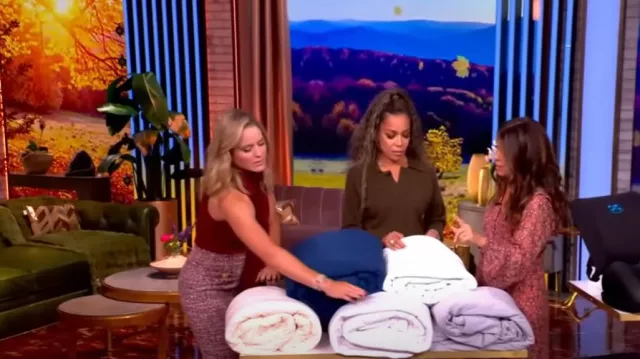 Falda midi L'Agence Tai usada por Sara Haines como se ve en The View el 12 de septiembre de 2025
