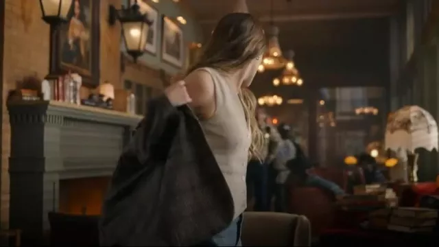 Blazer relajado clásico de Reformation usado por Lauren Brigman (Lizzy Greene) como se ve en Ransom Canyon (S01E07)