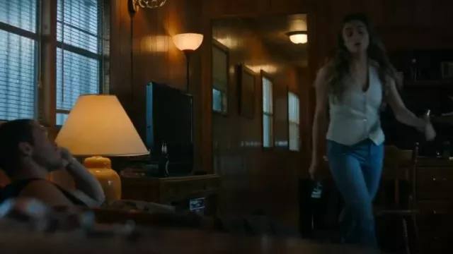 Jeans rectos de cintura alta con cintura pellizcada azul de los 90 de Agolde usados por Lauren Brigman (Lizzy Greene) como se ve en Ransom Canyon (S01E07)